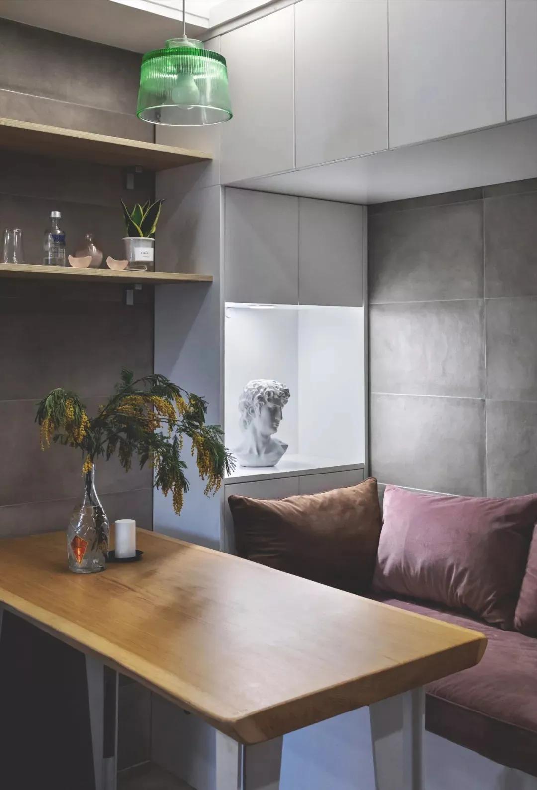 用卡座代替了沙发,选用了和沙发一样舒适的定制软垫,卡座下方的储物柜