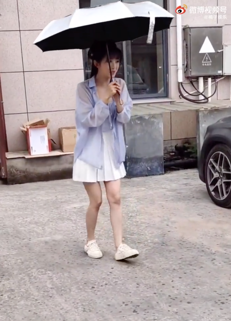 蹲下拍女生裙底不算性骚扰吗