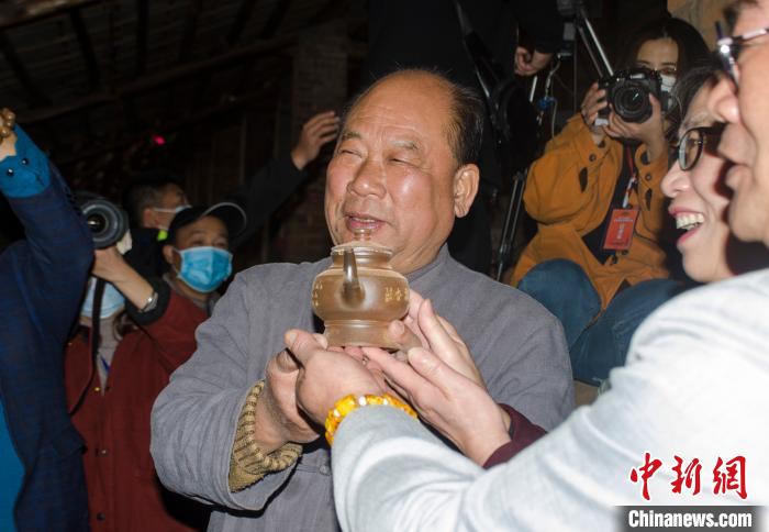 国家级非遗代表性传承人——李人帡展示刚出窑的坭兴陶茶壶。 翟李强 摄
