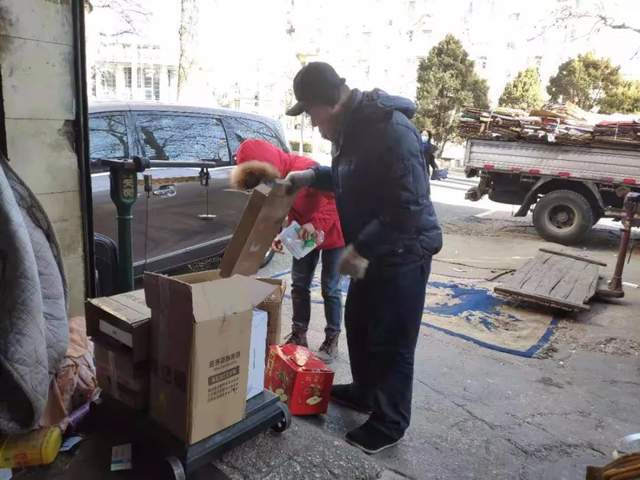 830亿件快递背后:垃圾处理惩罚处罚费达43亿,有人靠纸箱