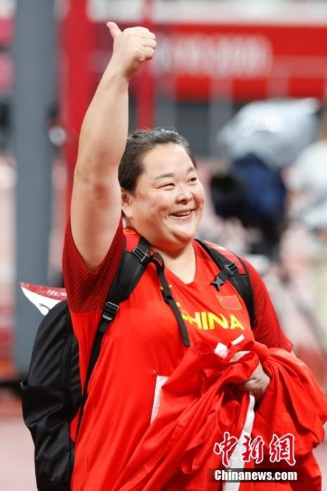 8月3日，在东京奥运会女子链球决赛中，中国选手王峥在最后一次试投时掷出77.03米，获得该项目的银牌。图为赛后王峥举手庆祝。 <a target='_blank' href='http://www.chinanews.com/'>中新社</a>记者 韩海丹 摄