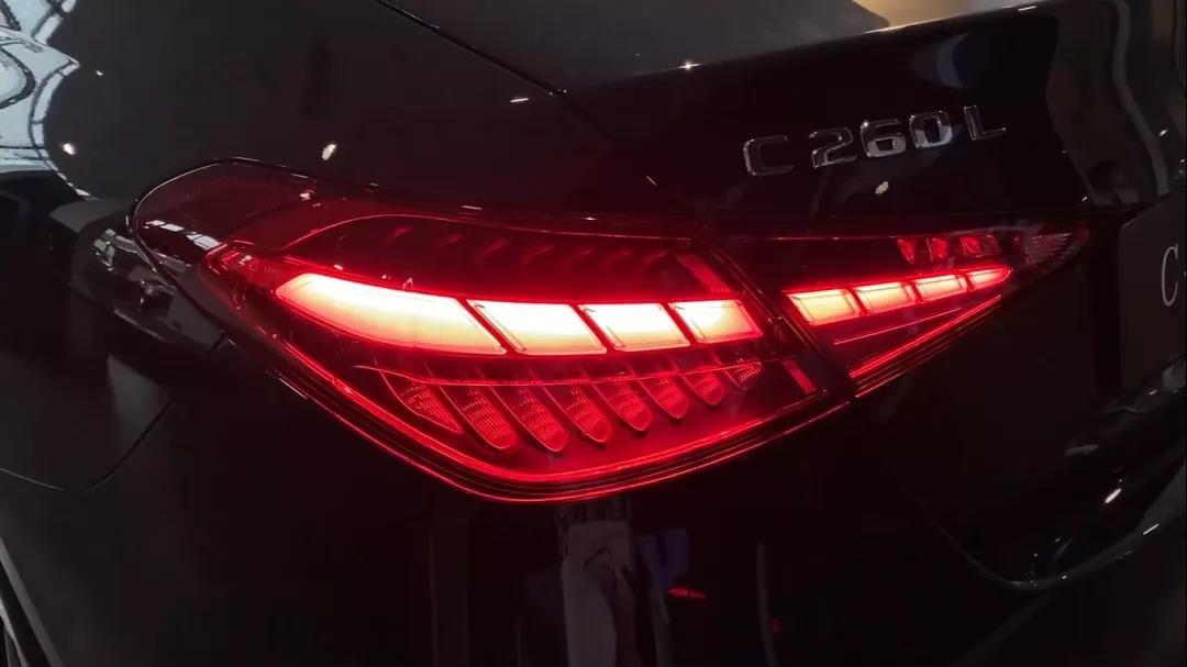 尾部方面,全新奔驰c级最有辨识度的地方就是尾灯,延续了奔驰风格的
