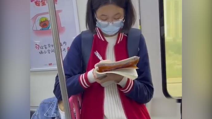 重庆女孩地铁看书走红，父亲刷到视频后感慨万千