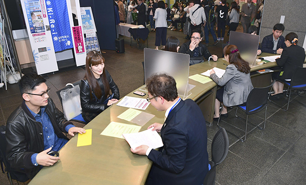 當地時間2019年5月1日,日本東京,情侶登記結婚.人民視覺 資料圖