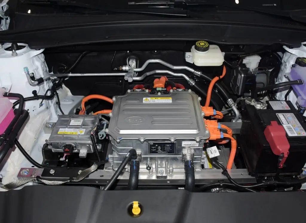 5l发动机 电机 电池组成的插混系统,其中发动机的最大马力为115匹,最