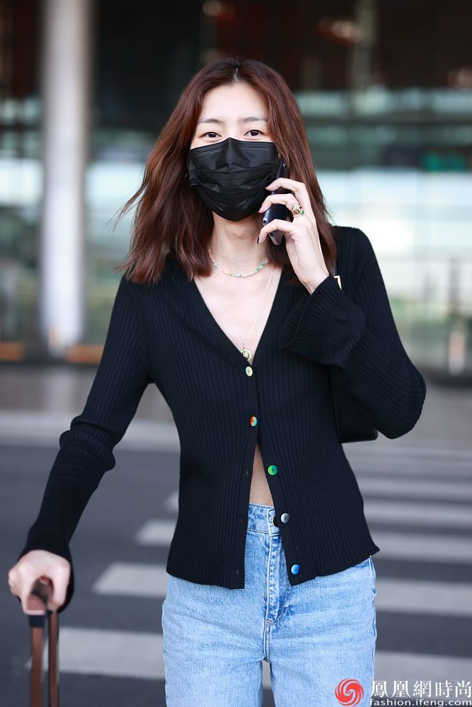 刘雯穿黑色针织开衫淡蓝牛仔裤 气场十足__凤凰网