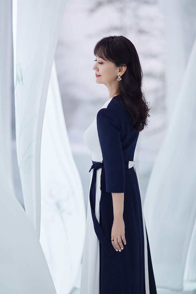 赵雅芝飘逸绫罗大片素雅清新 蓝白长裙气质卓然