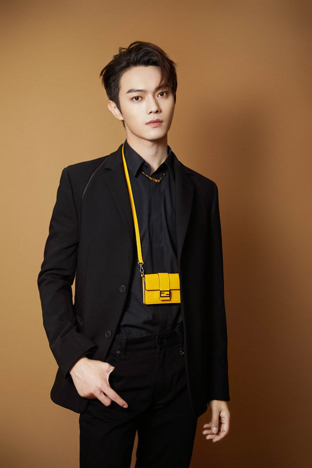 许凯黑色西装搭亮黄小包吸睛十足 背头造型衬托眉眼优越_凤凰网娱乐