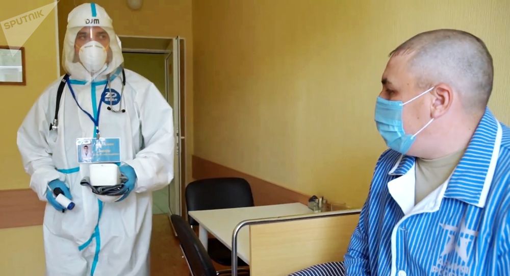 俄军士兵感染新冠病毒后接受治疗