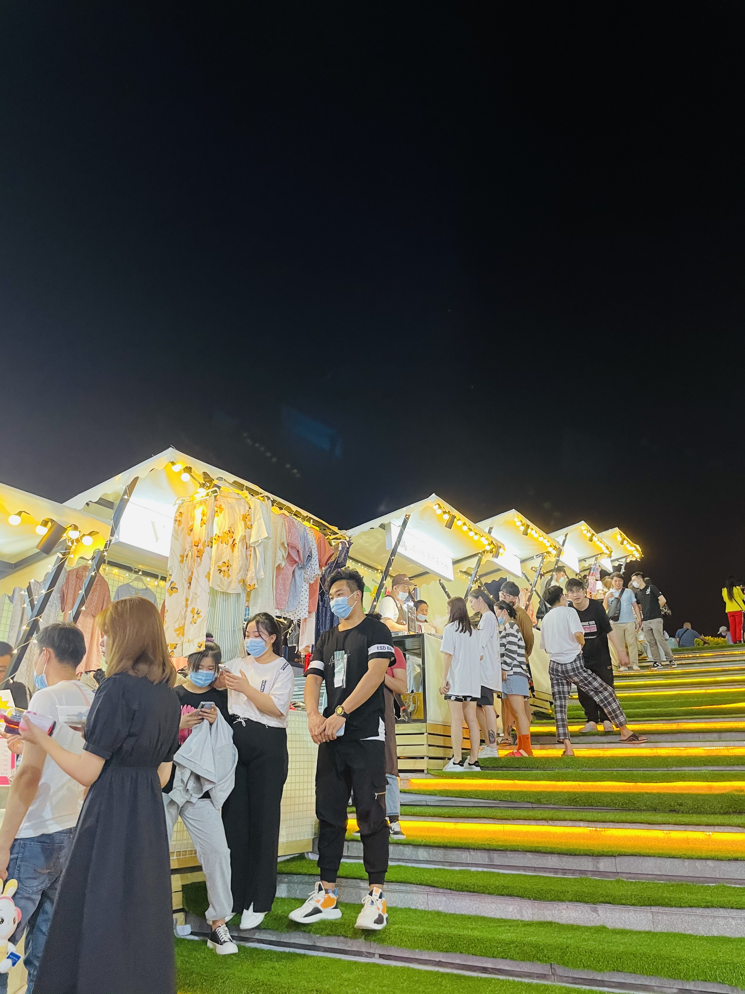 中东港98街区又搞新花样,这不开了个号称全宽城最大的夜市么