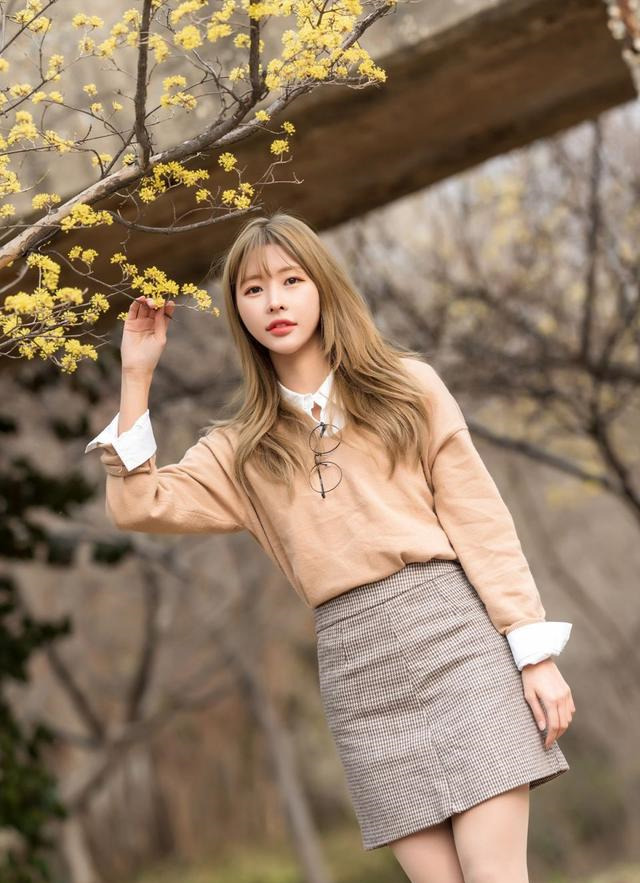 长相清纯的韩国小姐姐,小清新的打扮,甜美可爱很迷人