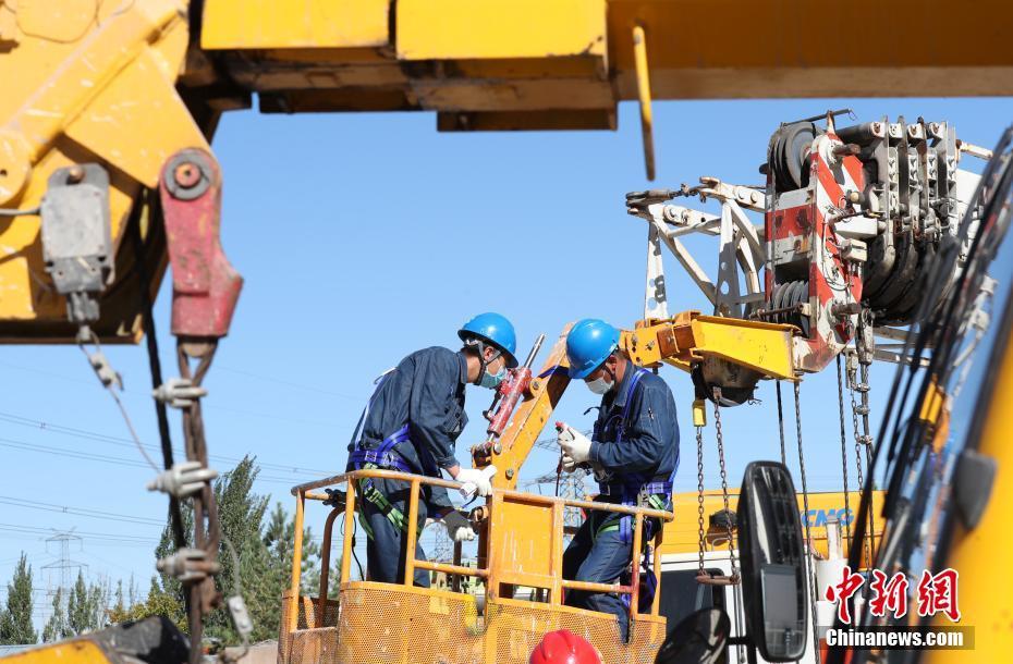 9月7日,国家电网宁夏公司检修公司工作人员在宁夏银川东换变电站±660千伏银东直流输电系统进行检修作业。当日,±660千伏银东超高压直流输电工程2021年度综合检修正式拉开帷幕。本次综检将对直流设备进行深入“大体检”,对部分核心设备进行整体“大换血”。据了解,±660千伏银东直流输电线路为宁夏电力外送山东的重要通道,是国家电网“西电东送”的重点工程。中新社记者 于晶 摄