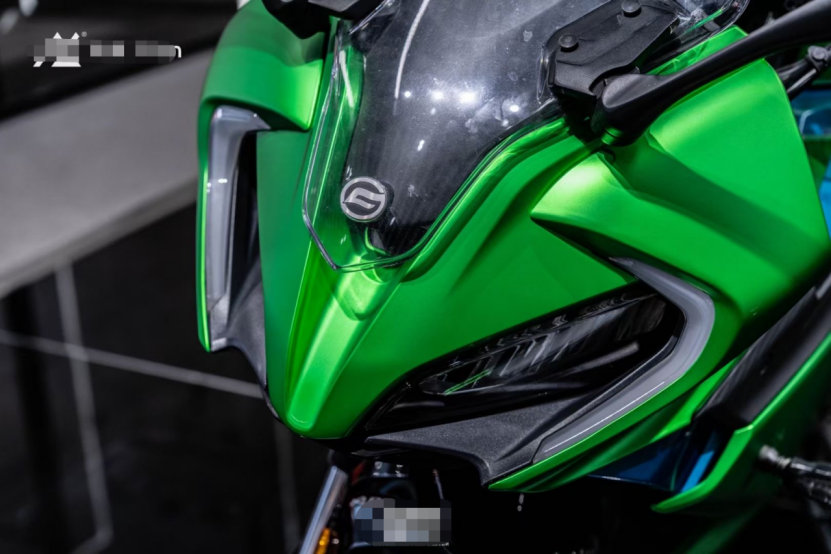 膜呗改色案例:春风250sr改色电镀金属绿 清风拂过的感觉!