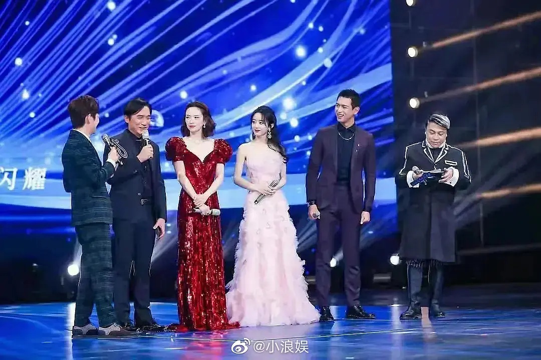 章子怡和赵丽颖同框,这么看赵丽颖脸真小,各种光线角度都能扛住__凤凰