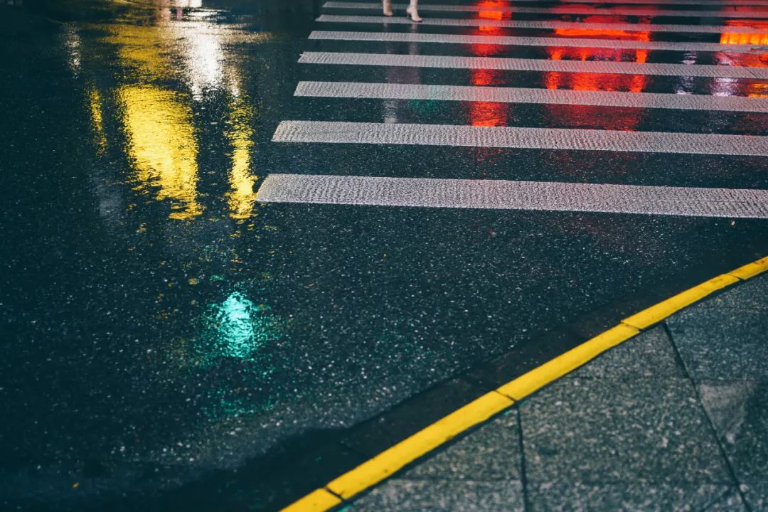 雨后的赛博朋克蓝调街头夜色 by 索尼a7riv fe35mm f1.