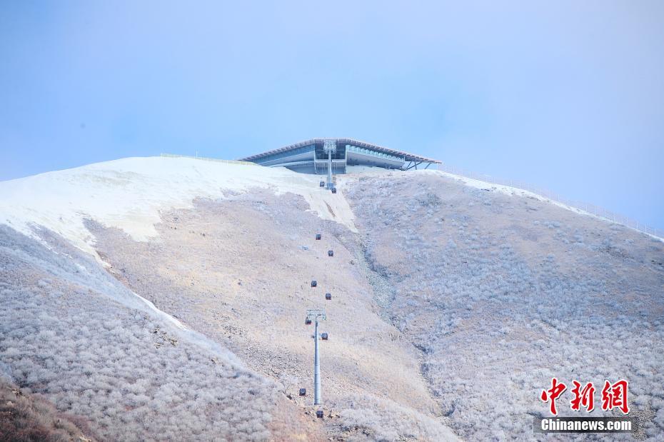  国家高山滑雪中心赛时将举行滑降、超级大回转、大回转、回转等高山滑雪项目的比赛。图为延庆赛区国家高山滑雪中心山顶出发区。图片来源：视觉中国