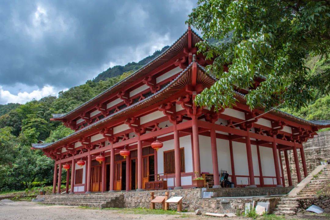 不斷地修復和重建,雞足山上有祝聖寺,石鍾寺,九蓮