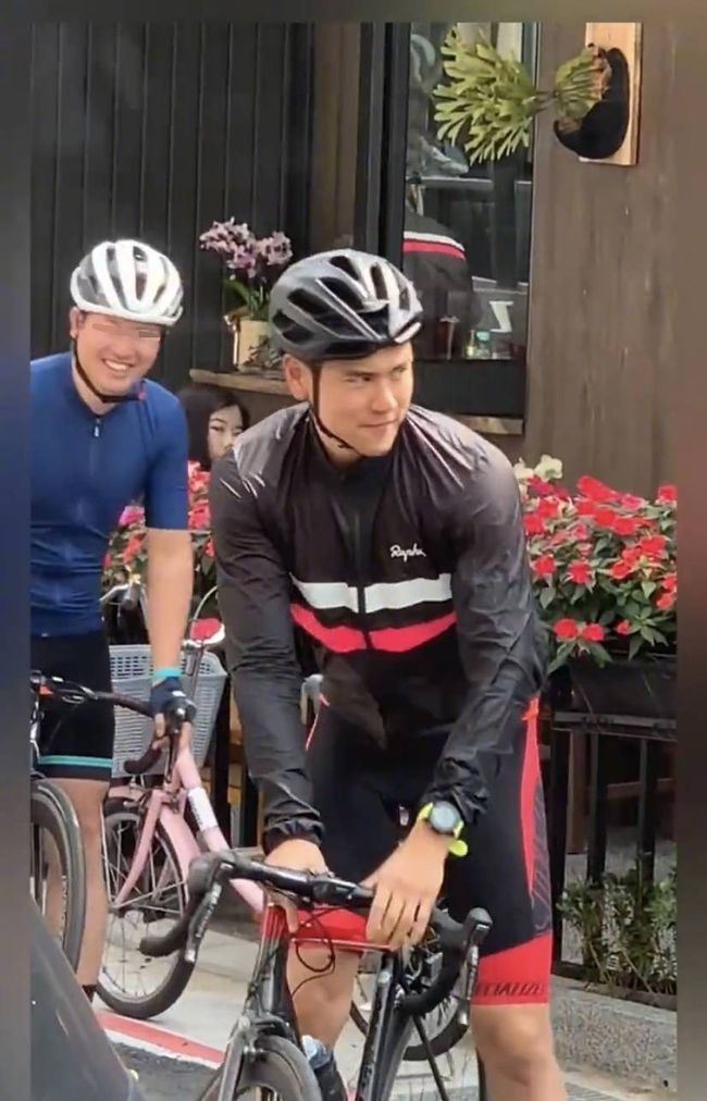 这个电影的起因就是一桩交通事故,瘦了32斤的彭于晏一改之前阳光硬汉