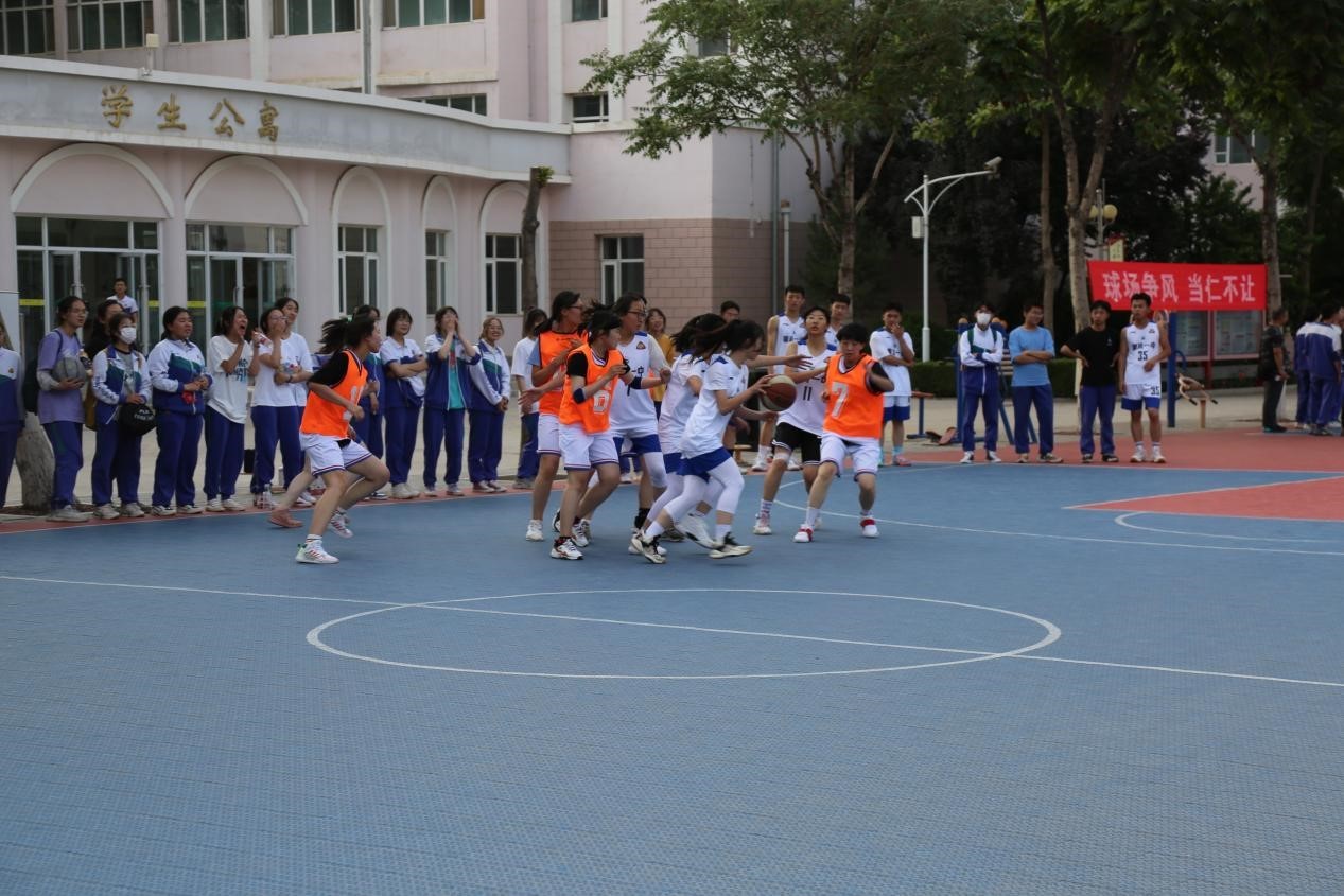 银川一中学生组织的女子篮球赛。