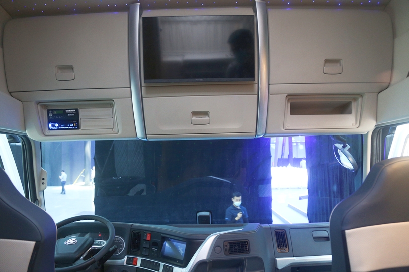 实拍乘龙t7l房车,600马力自动挡 独立卫浴 大卧铺,打造卡友之家