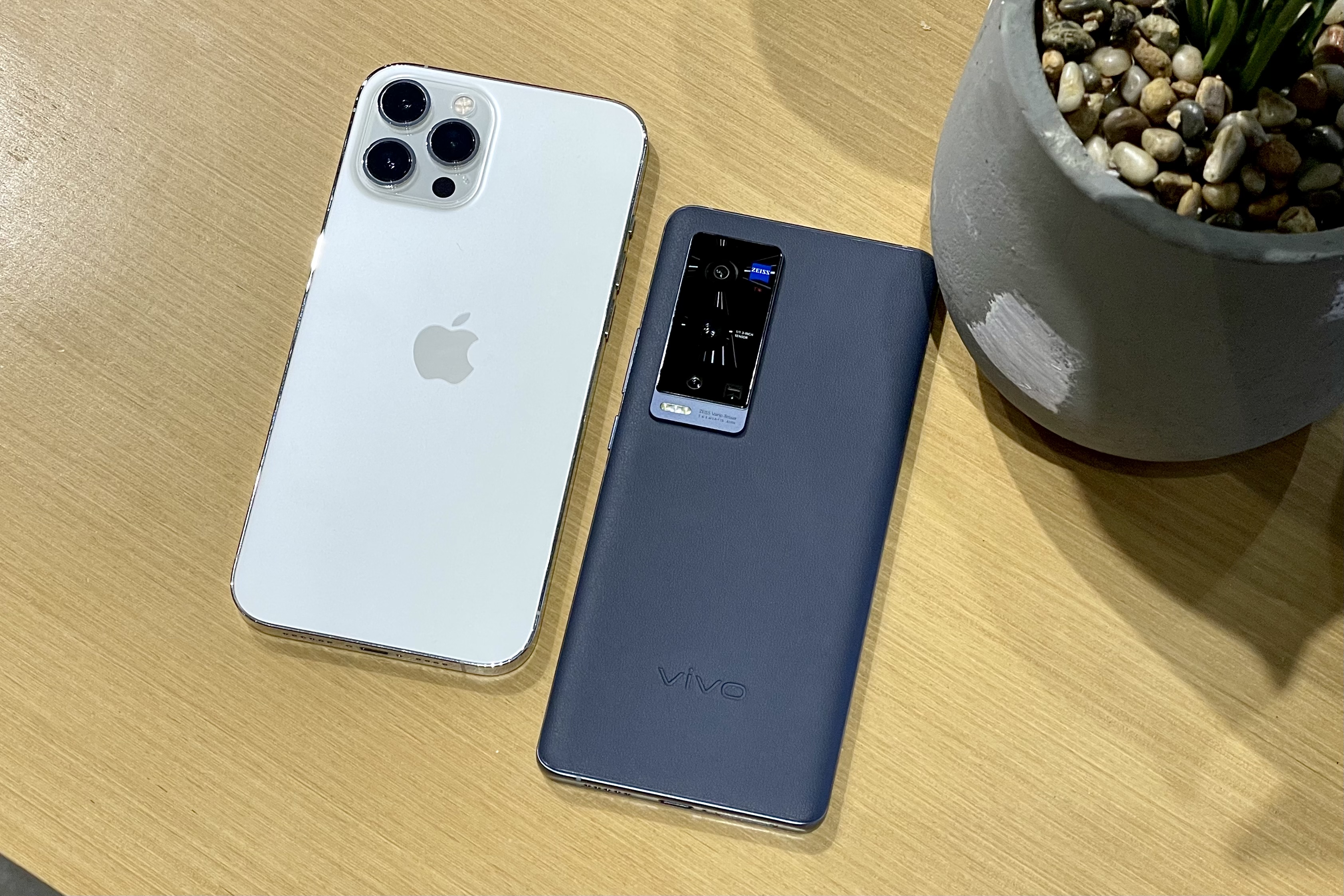 10部手机助阵控光测试,iphone 12 pro max差vivo至少3部亮屏手机