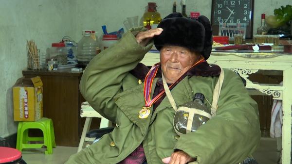 百岁抗美援朝老兵忆往事，挂上当年军用水壶行军礼