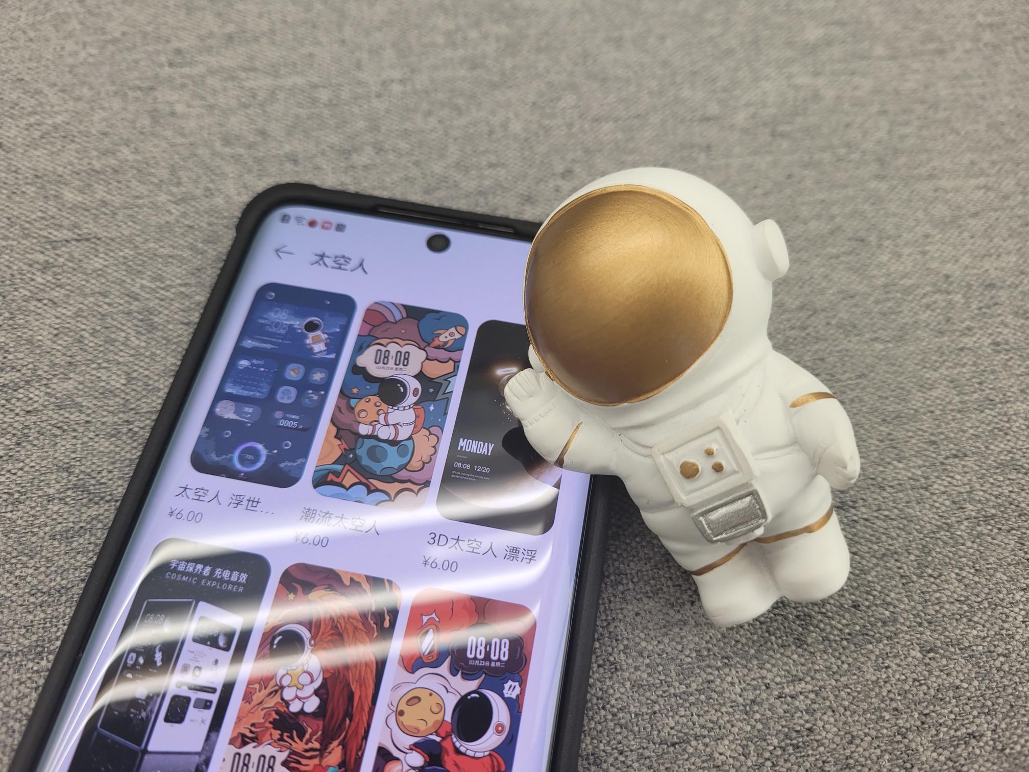 对了,有个事顺便问一下,他们有一个太空人转圈圈的主题,为啥我没找到