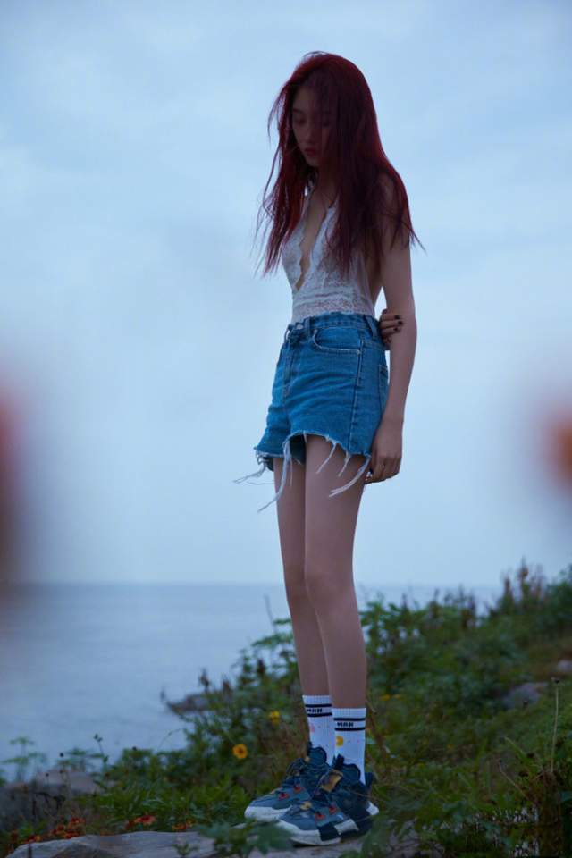 鹿晗卡点送祝福后关晓彤晒生日写真秀身材蚂蚁腰筷子腿好养眼