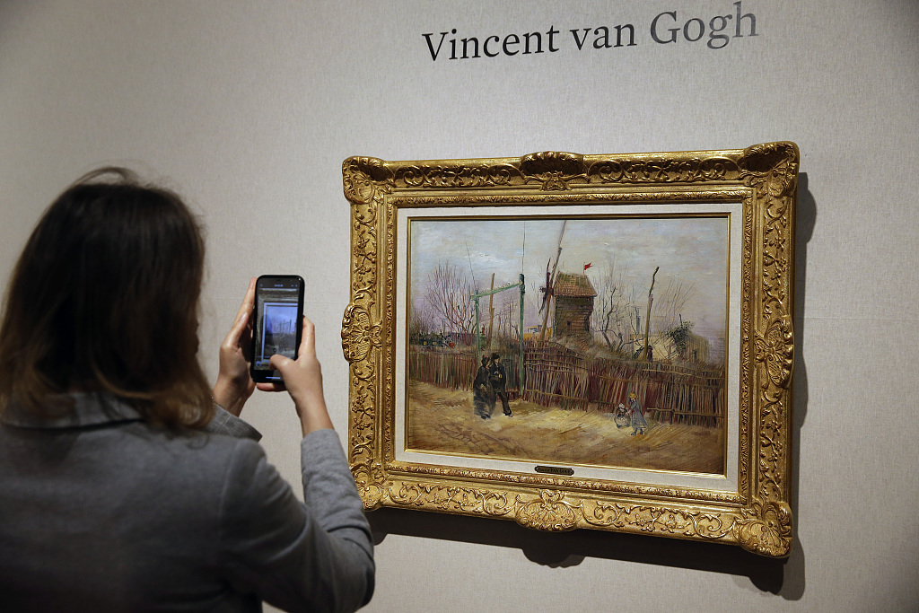 当地时间2021年3月16日,法国巴黎,德鲁奥拍卖行展出荷兰后印象派代表画家文森特·威廉·梵高创作于1887年的画作《蒙马特街景》。苏富比团队将通过视频的方式在巴黎、纽约、和香港三地举行线上拍卖。鉴于蒙马特系列的稀有性,该画作的估价达五到八百万欧元。