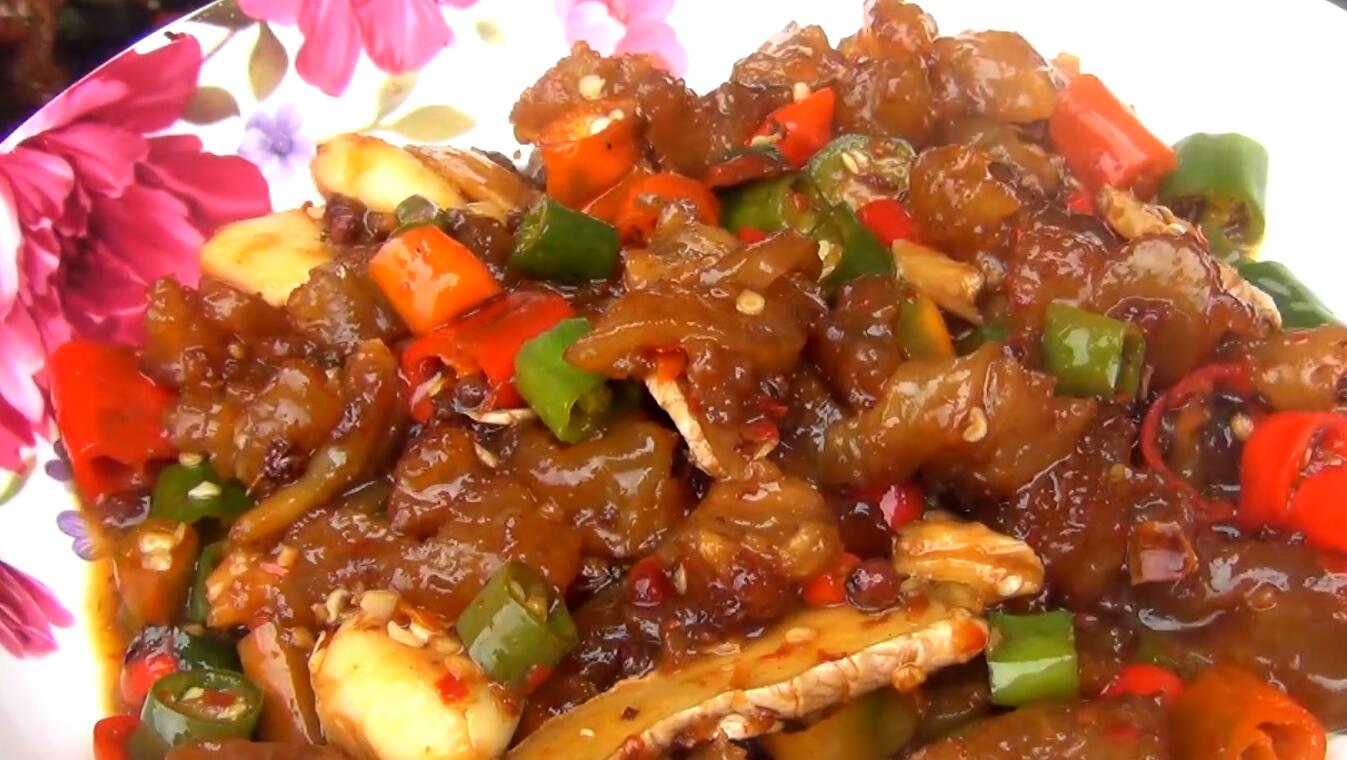 红烧牛筋的家常做法,多加一步,吃起来鲜香入味,嚼劲十足__凤凰网