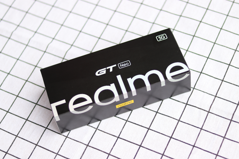 或者看过realme手机开箱的人应该知道,realme手机的包装盒往往都比较