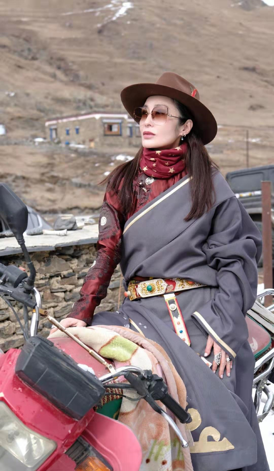 53岁张敏晒近照身穿藏服骑摩托西域风情十足美貌不减当年