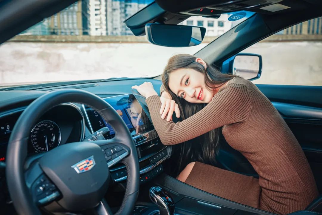 拥有一台凯迪拉克ct5触摸生活的轮廓车主驾到