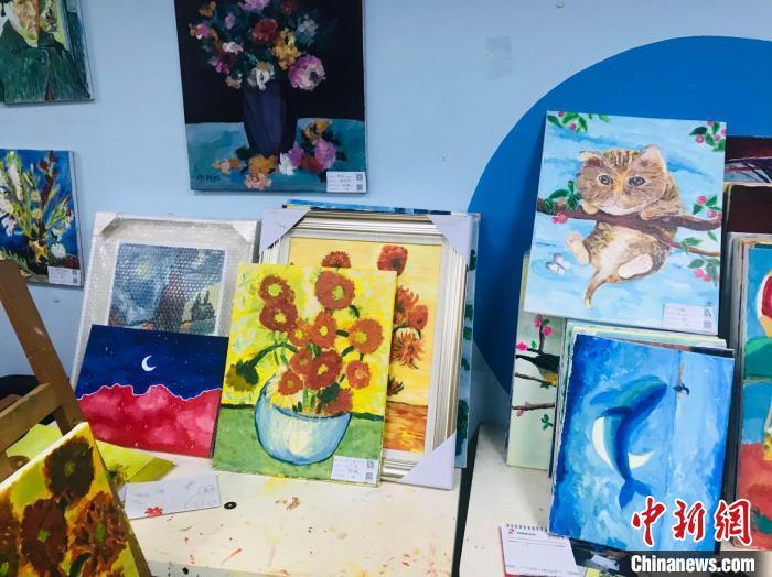心智障碍者们的画作。 岳依桐 摄