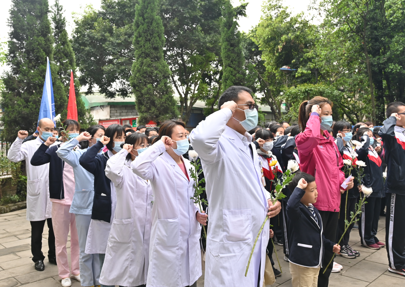 铭记历史!清明节西南儿童医院携手社区缅怀革命先烈李家钰烈士