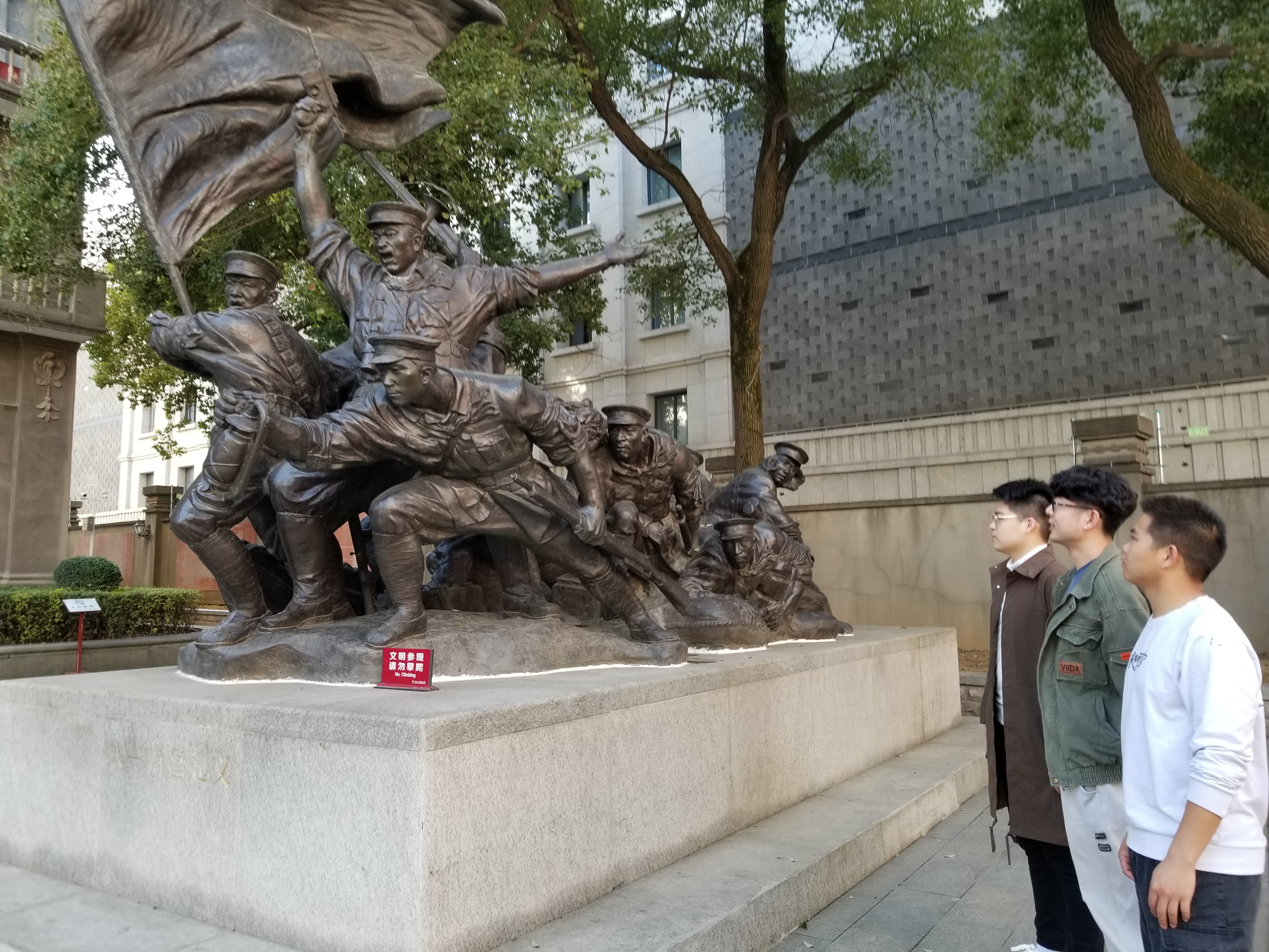 媒体报道 > 正文2月18日下午,该校"走读先锋"团队走进八一起义纪念馆