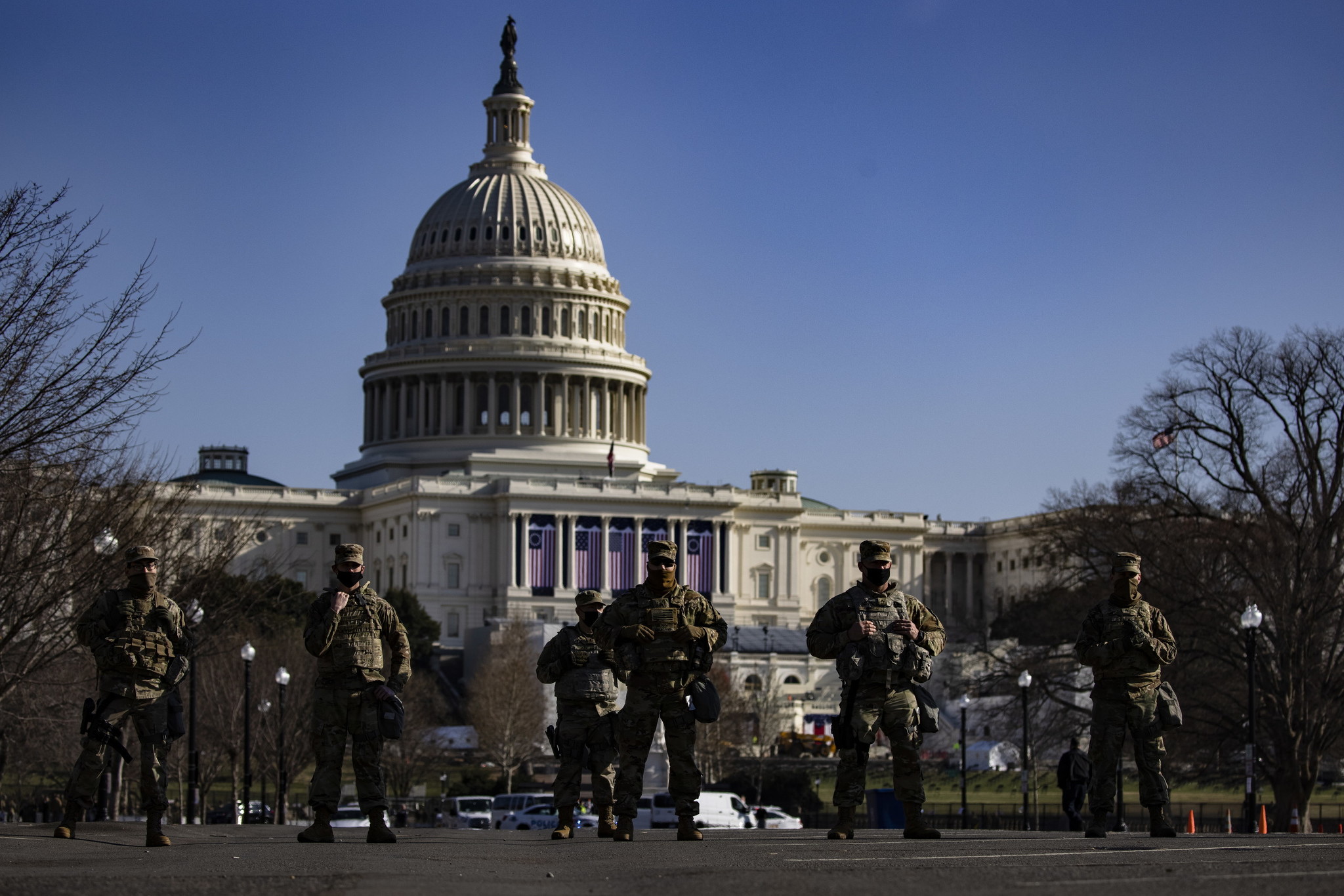 当地时间2021年1月13日，美国华盛顿，国民警卫队成员在国会大厦附近严阵以待。当天，美国众议院表决通过了针对现任总统特朗普的弹劾决议草案，特朗普成为美国历史上首位遭两次弹劾的总统。