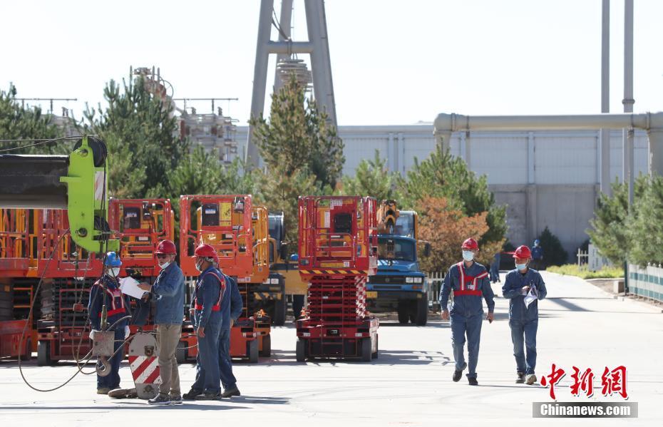 9月7日,宁夏银川东换变电站,国家电网宁夏公司检修公司工作人员正在进行检修前的准备工作。当日,±660千伏银东超高压直流输电工程2021年度综合检修正式拉开帷幕。本次综检将对直流设备进行深入“大体检”,对部分核心设备进行整体“大换血”。据了解,±660千伏银东直流输电线路为宁夏电力外送山东的重要通道,是国家电网“西电东送”的重点工程。中新社记者 于晶 摄