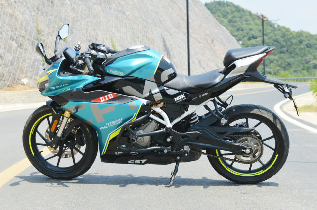 小姐姐聊车:春风250sr为什么能深得女骑士青睐?