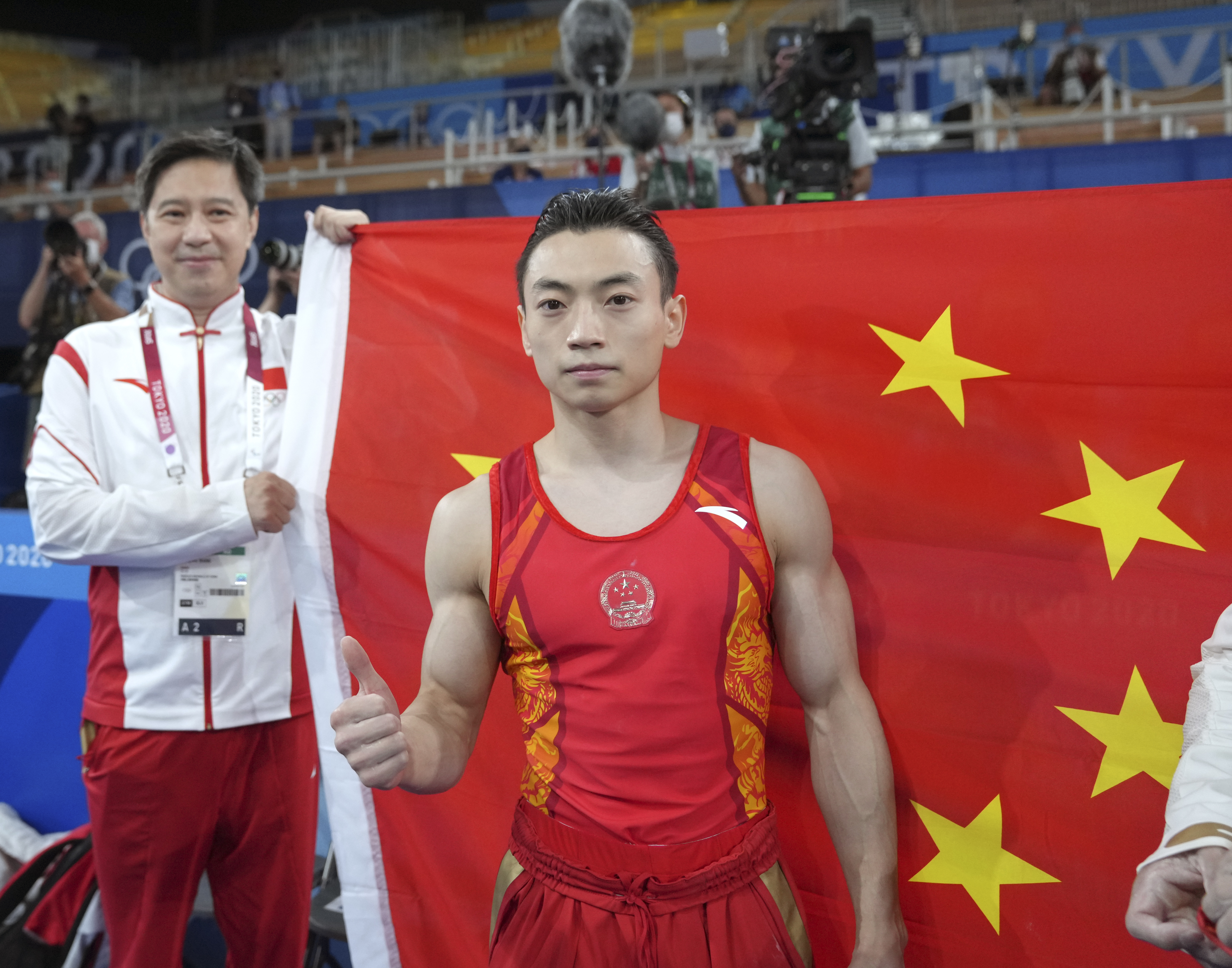 8月3日，体操项目男子双杠决赛中，中国选手邹敬园夺得冠军。新华社记者程敏摄