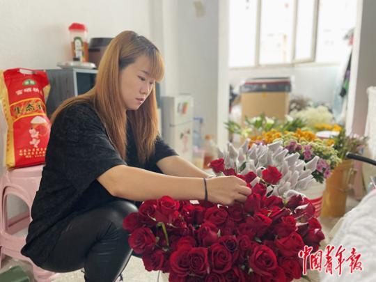 程晓威在家制作花束。