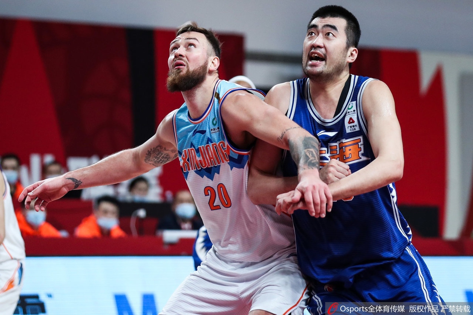 张兆旭和昔日队友莫泰卡位。