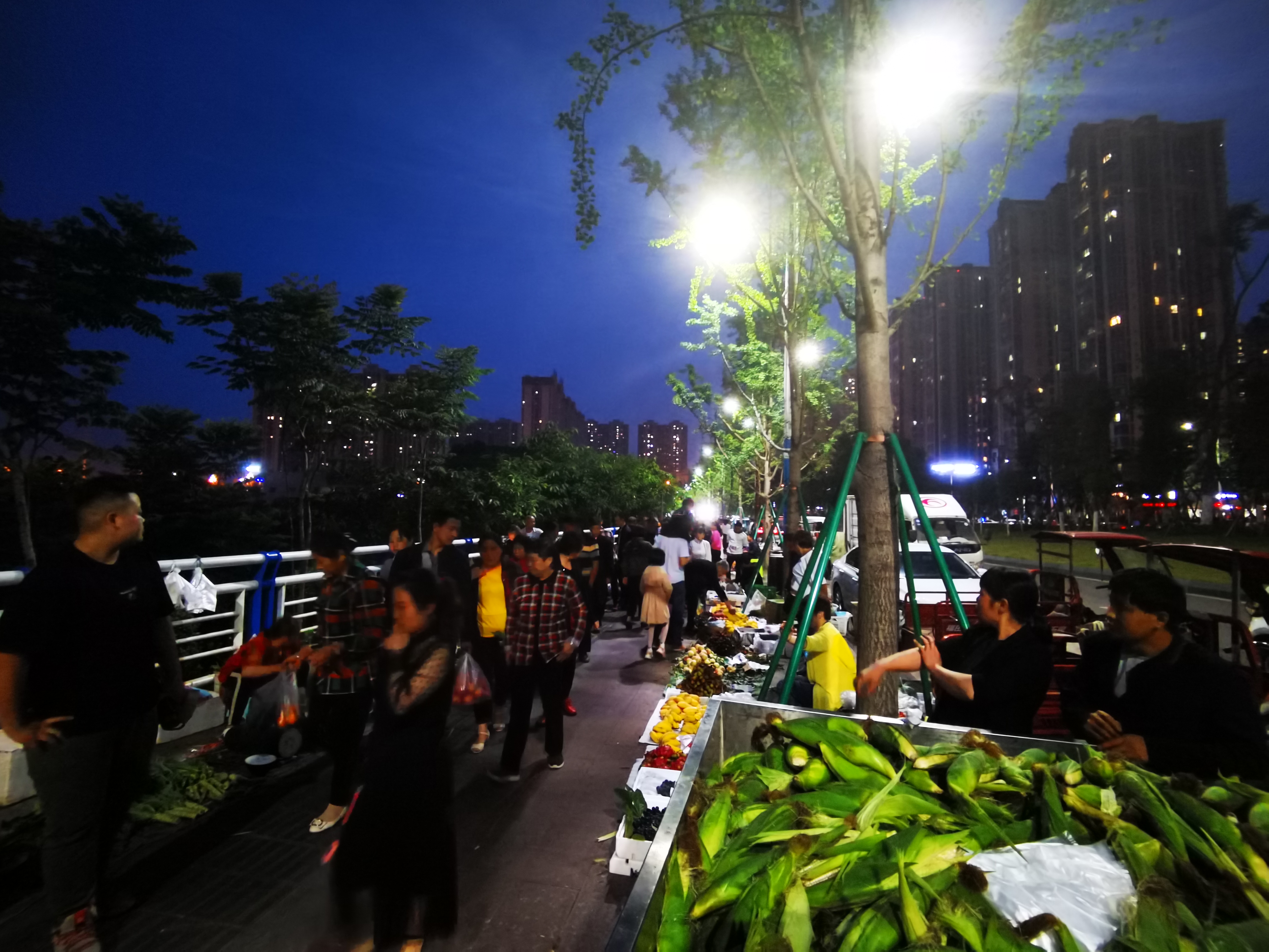 "网红"夜市便民却乱象突出 被限期取缔未果 官方:将取缔,摊贩可去其他