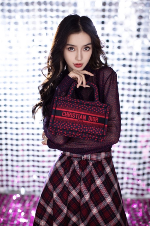 迪奥品牌大使杨颖倾情演绎二零二一秋季成衣 浪漫520__凤凰网