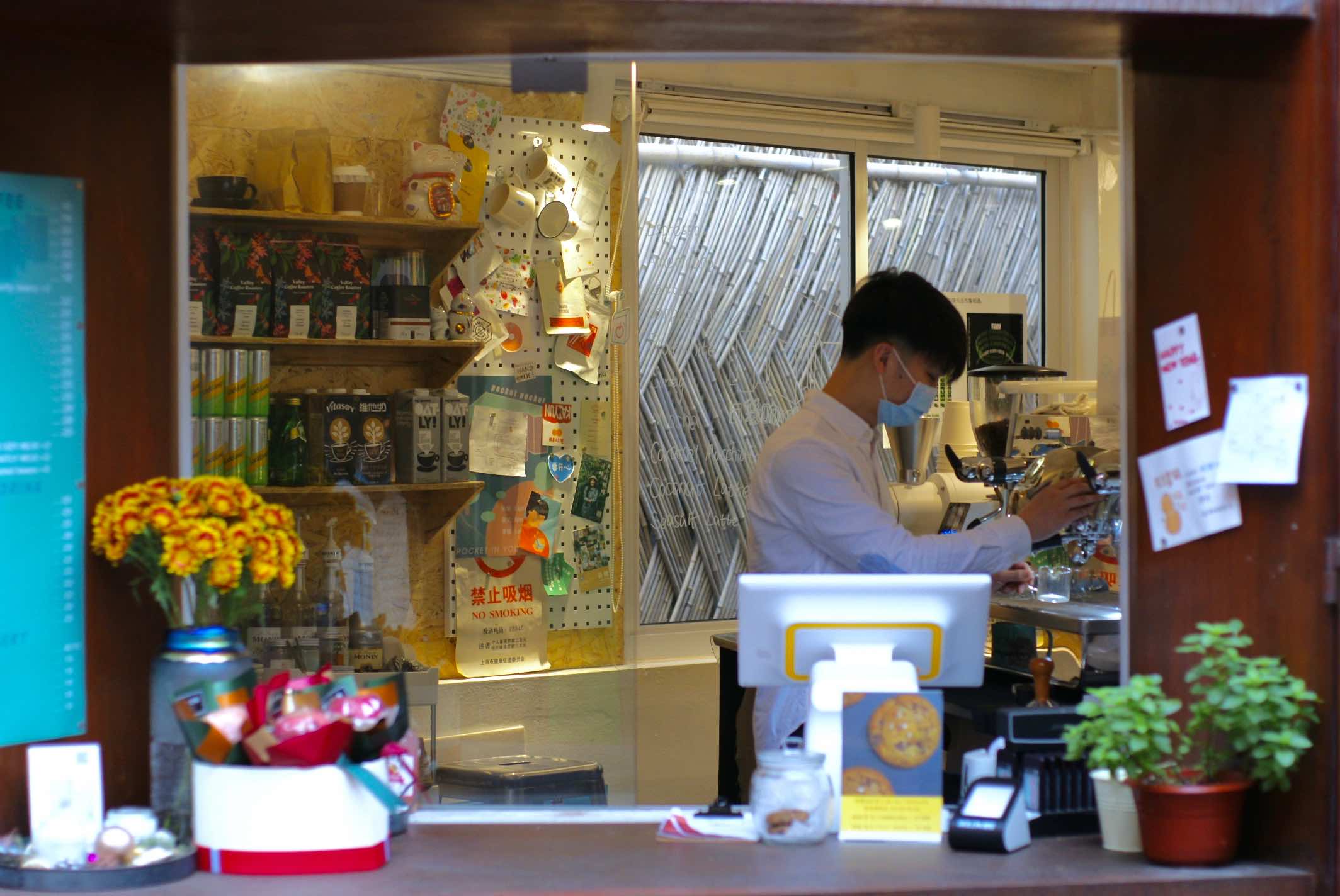 店长老李一直在店铺忙碌 澎湃新闻记者 朱喆 图