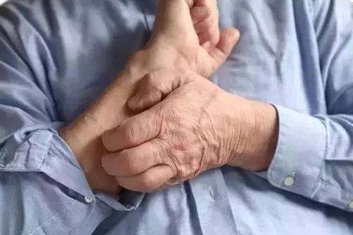 很多老年人每到冬季,皮肤开启痒痒痒模式,出现皮肤干燥,脱皮,瘙痒难耐