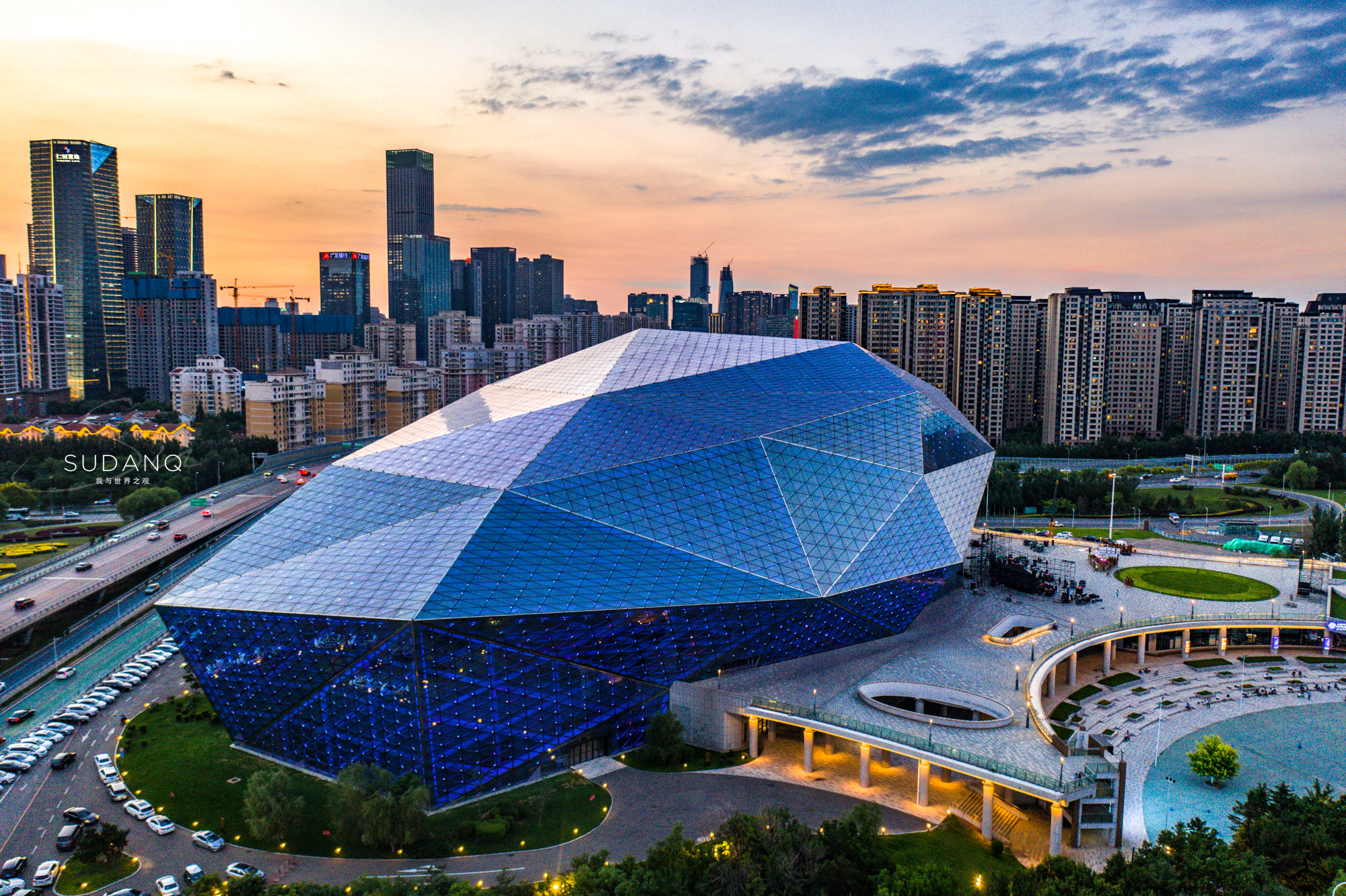 初见沈阳:东北唯一的新一线城市,"大钻石"般的建筑太惊艳__凤凰网