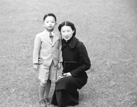 上图_ 20世纪30年代末,赵一荻与儿子张闾琳在香港
