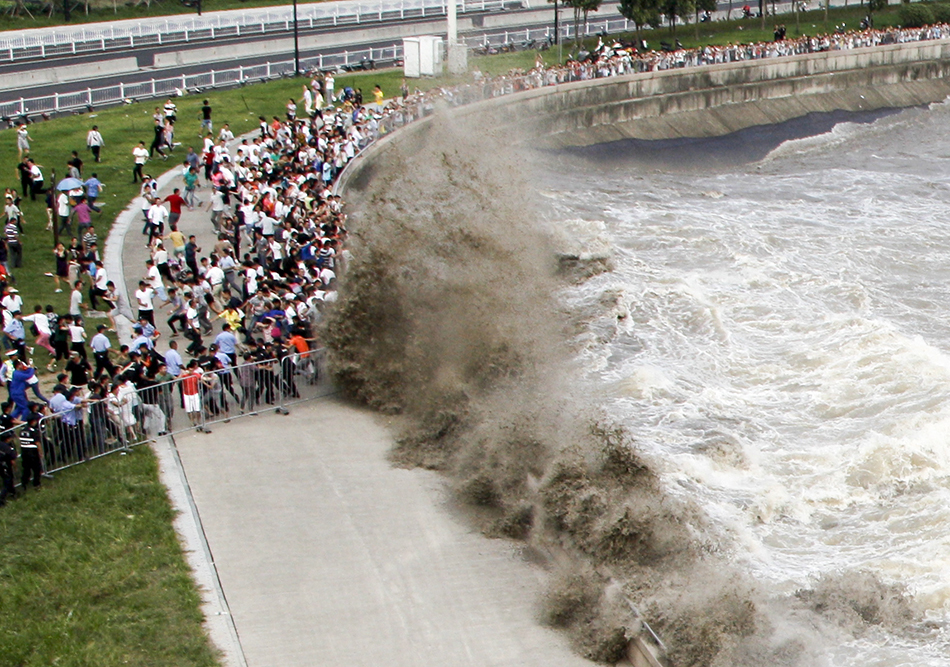 2016年9月19日星期一,农历八月十九,大潮汛。钱塘江大潮比预报时间推迟了20多分钟,下午2:53分到达九堡大桥,观潮人全都在安全区内,大浪冲过堤坝,有惊无险。