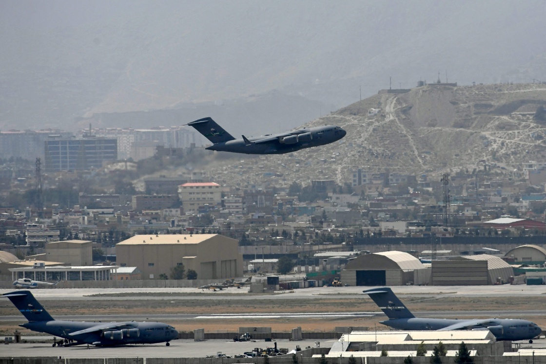 8月30日,一架美国军机从阿富汗喀布尔机场起飞新华社 图